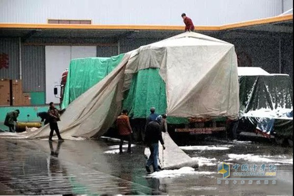 上下車小心踩空、滑倒
