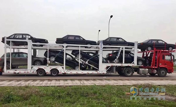 紅巖杰豹中置軸轎運(yùn)車(chē)