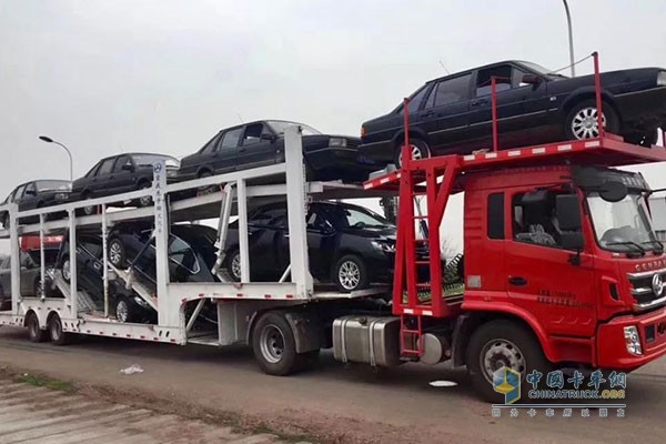 紅巖杰豹中置軸轎運(yùn)車(chē)