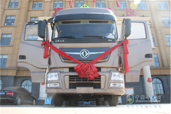 東風(fēng)天龍旗艦ISZ520?；愤\(yùn)輸車