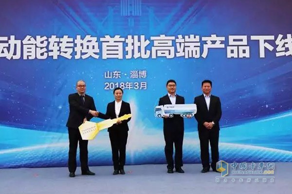 500臺(tái)搭載康明斯X12發(fā)動(dòng)機(jī)的歐曼危化品運(yùn)輸車采購現(xiàn)場