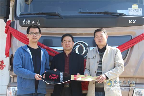 全國(guó)首批天龍旗艦ISZ?；愤\(yùn)輸車交付到用戶劉總手里