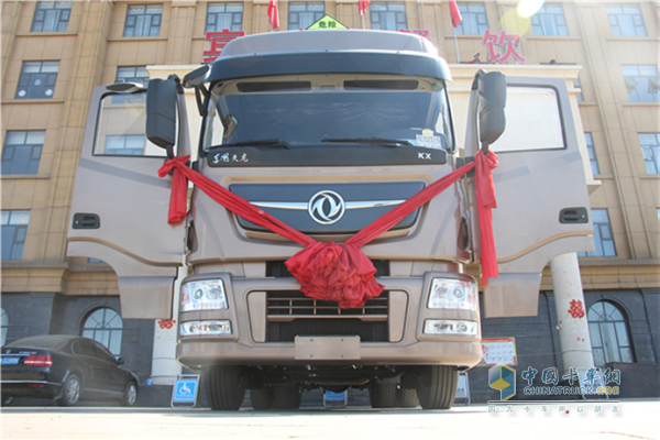 被交付的東風(fēng)天龍旗艦ISZ520危化品運(yùn)輸車輛