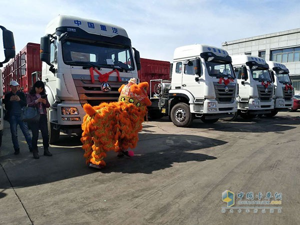 中國重汽豪瀚J7G燃氣運煤車