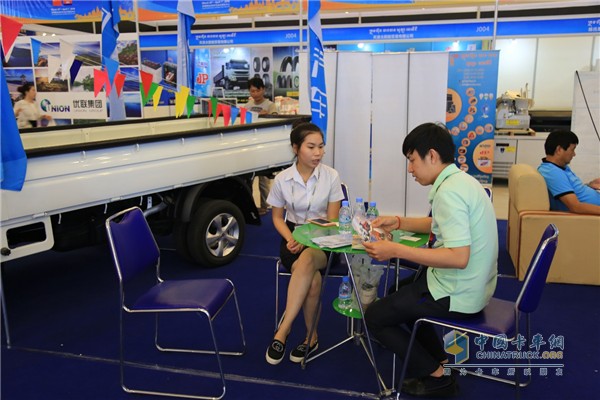 時(shí)駿(SOJEN)汽車員工與柬埔寨加華銀行參展代表溝通未來合作