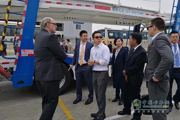 現(xiàn)場(chǎng)人員參觀豪瀚中置軸轎運(yùn)車