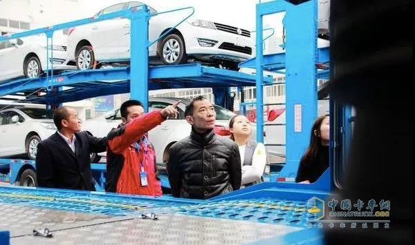 東風天錦轎運車