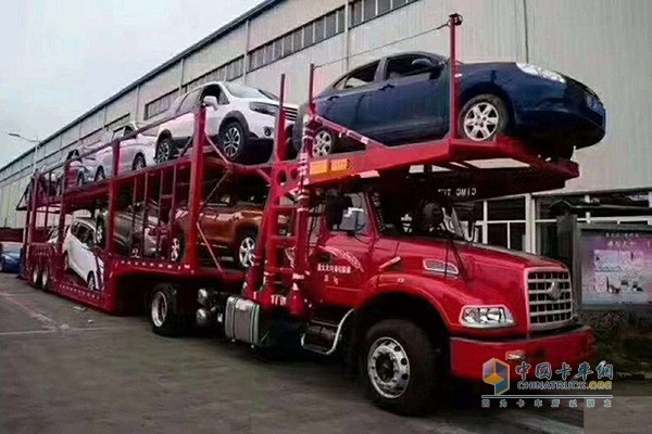 長頭中置軸轎運(yùn)車