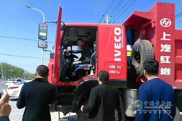 上汽紅巖金剛8×4自卸車(chē)