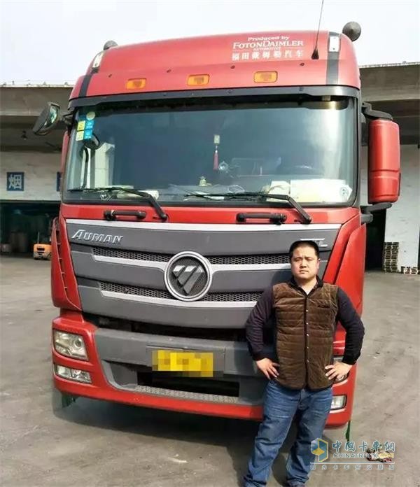 鄭師傅與搭載康明斯ISG發(fā)動(dòng)機(jī)的歐曼GTL牽引車(chē)