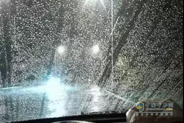 前擋風玻璃