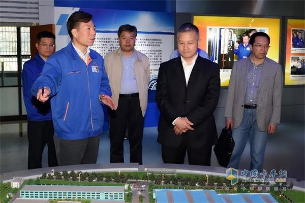 嚴(yán)鑒鉑董事長向鄒展業(yè)書記匯報(bào)工作