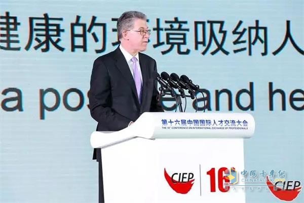 在以“聚天下英才，促創(chuàng)新發(fā)展”為主題的全球才智論壇上，曹思德受邀作了主旨演講