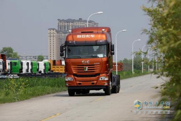 聯合卡車U550牽引車