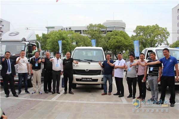 現(xiàn)場客戶為時(shí)駿汽車的匠心品質(zhì)點(diǎn)贊