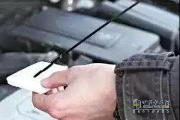 檢查機油是否變質(zhì)