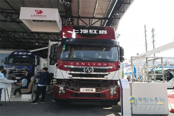 紅巖杰獅6×2底盤(pán)改裝而來(lái)的自行式A型房車