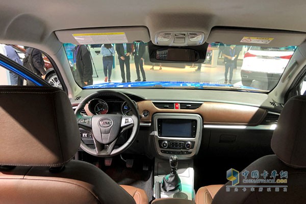 江淮帥鈴T8駕駛室內(nèi)飾質(zhì)感卓越，高端大氣