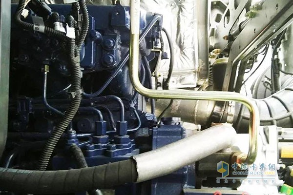 北奔V3 4×2海外版右置牽引車搭載濰柴WP13.500 E63歐六發(fā)動機，匹配法士特12JZSD240A(鋁合金)+QHG50AMT變速箱