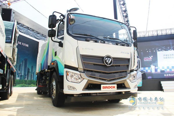 福田集團(tuán)展臺(tái)前的BROCK 8T掃路車(chē)