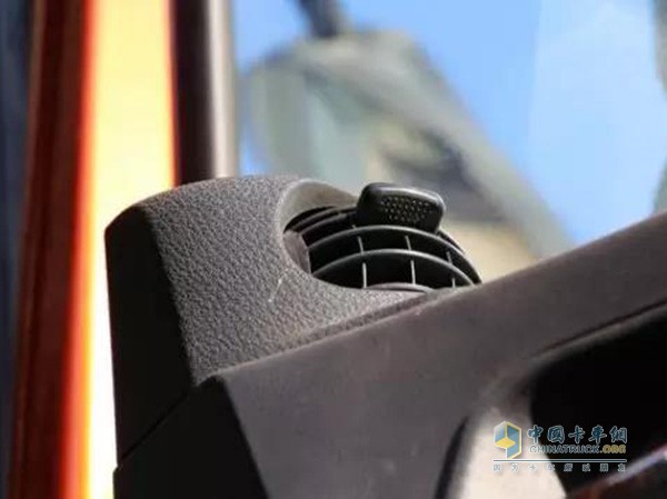 兩側車門上的球形出風口