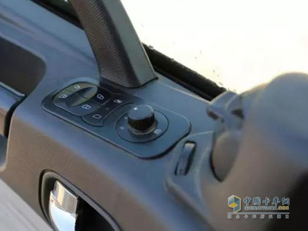 車門上的車窗與后視鏡控制開關