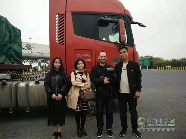 何力被選為“中國卡車司機代表”，并與記者合影