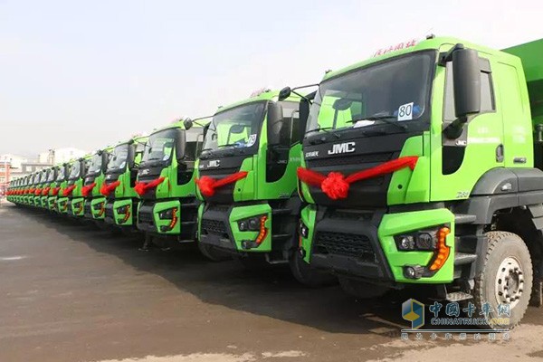 江鈴重汽交車(chē)車(chē)輛一字排開(kāi)