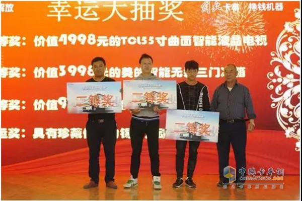 昆明市渣土行業(yè)協(xié)會名譽會長劉庭順先生與二等獎客戶合影