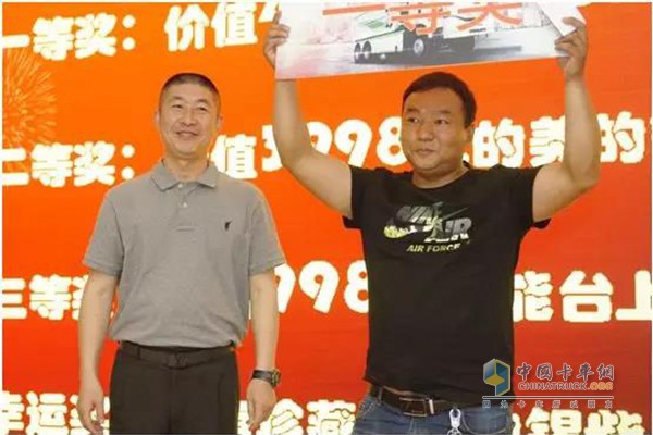 昆明市渣土行業(yè)協(xié)會常務(wù)副會長程永強先生與一等獎客戶合影
