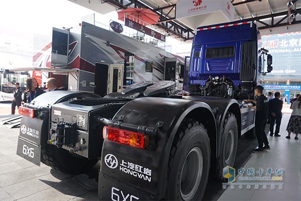 上汽紅巖杰獅6×6大件牽引車(chē)尾部