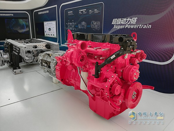 福田戴姆勒歐曼EST超級卡車搭載的福康發(fā)動機與采埃孚變速箱