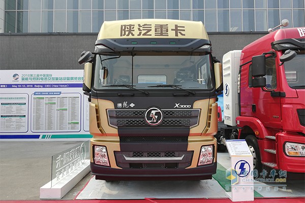 陜汽德龍X3000黃金輕量化版天然氣牽引車