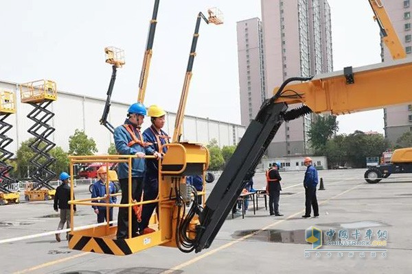 徐工消防實(shí)施操機(jī)手進(jìn)廠全車型、體系化培訓(xùn)