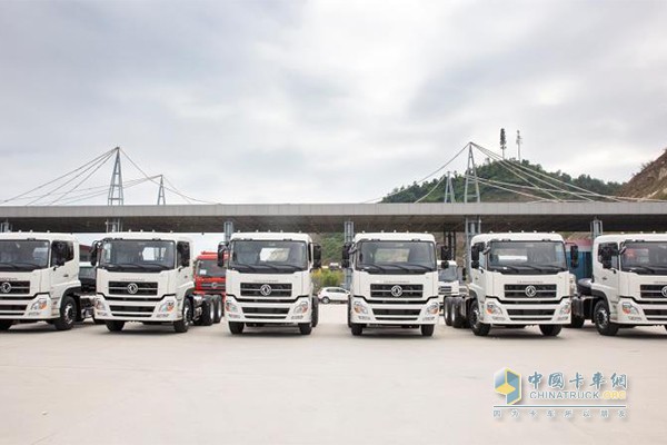 6臺東風天龍已裝載完畢，等待發(fā)車