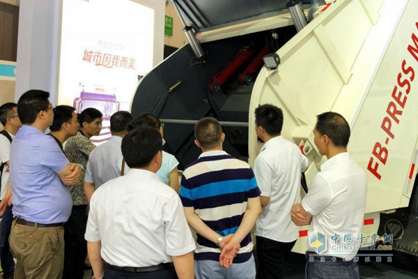 參會代表們近距離了解展車細(xì)節(jié)