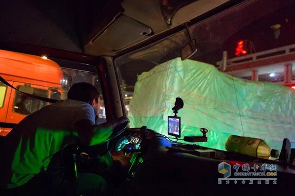 收費站堵車是常態(tài)，經(jīng)常讓卡車司機心急如焚