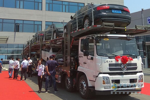 長久中置軸轎運(yùn)車裝載展示