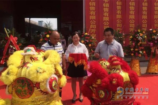聯(lián)合卡車(chē)營(yíng)銷(xiāo)公司副總經(jīng)理丁傳滿(mǎn)、寧波聯(lián)卡總經(jīng)理何賢強(qiáng)為開(kāi)業(yè)儀式進(jìn)行“金獅點(diǎn)睛