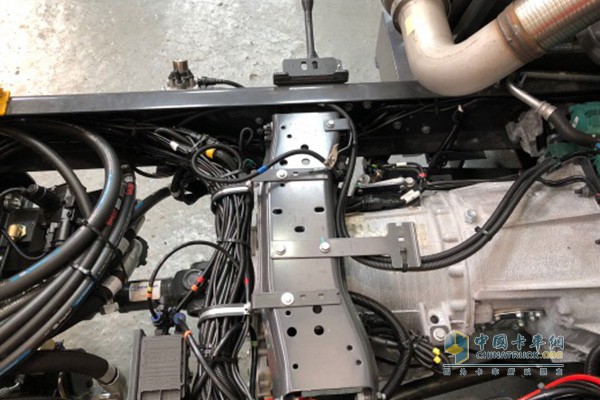 單發(fā)卡車式道路清掃車基于沃爾沃FL 250 4 x 2型底盤，配備一臺7.7L歐6柴油發(fā)動機(jī)，搭載艾里遜3200型號變速箱。