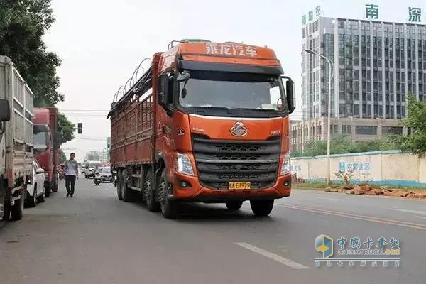 諶師傅駕駛的乘龍H7倉(cāng)柵式載貨車(chē)