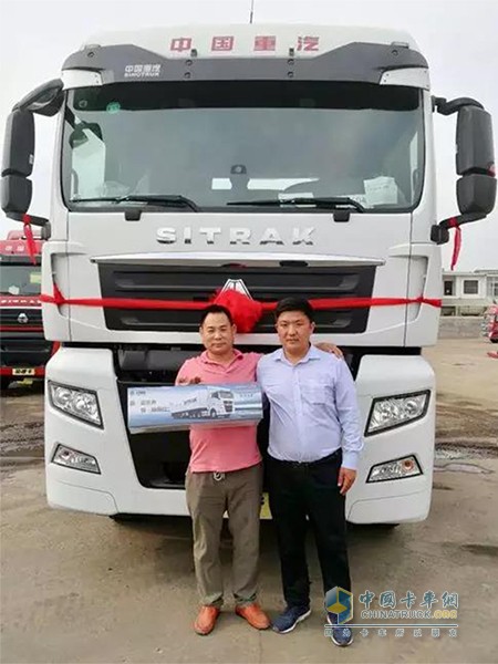 張國剛與經(jīng)銷商王群星在車前合影