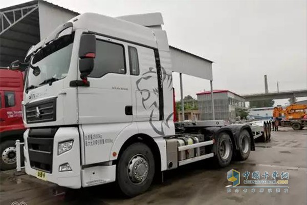 中國重汽汕德卡牽引車