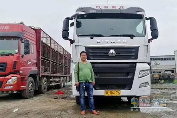 張國剛與他的汕德卡牽引車