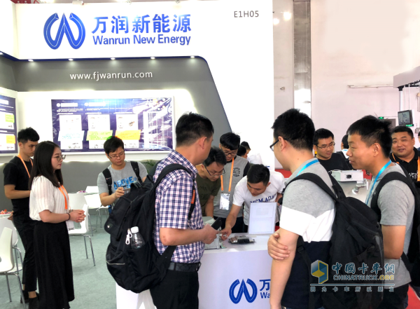 福建萬(wàn)潤(rùn)展臺(tái)多人咨詢