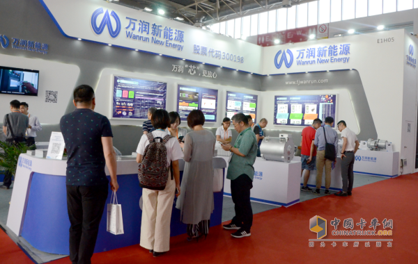 觀展者駐足福建萬(wàn)潤(rùn)展臺(tái)