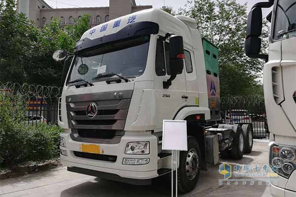 重汽豪瀚J7G 6×4 CNG牽引車(chē)