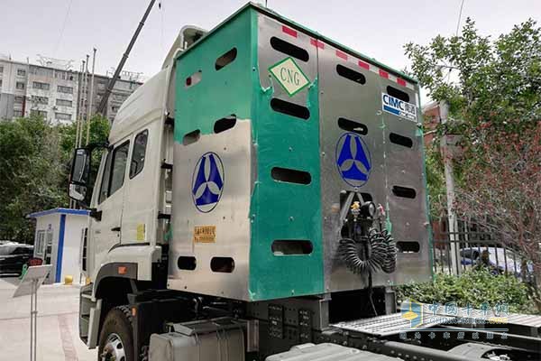 整車(chē)裝備了8×212L+4×40L共12個(gè)鋁合金儲(chǔ)氣筒