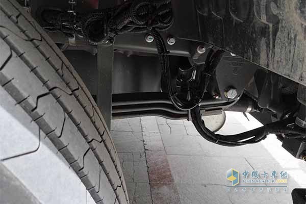 豪瀚J7G CNG車(chē)型采用7噸級(jí)加長(zhǎng)鋼板彈簧前橋