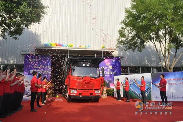 一汽解放宏昌天馬新型轎運(yùn)車(chē)下線